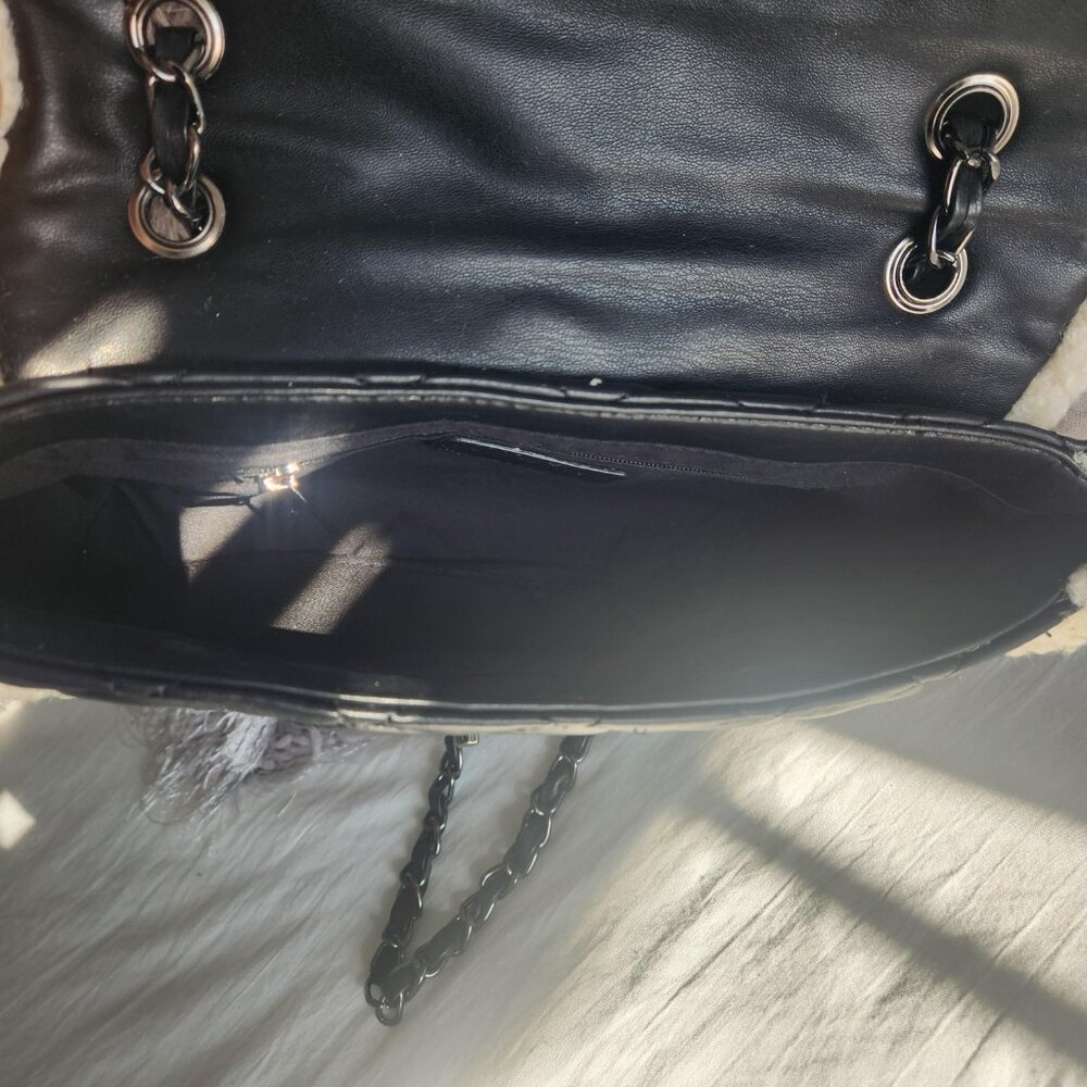 Gilda Paris Black and White quilted Fur edge Baguette with chain strap NWT - Picture 6 of 6